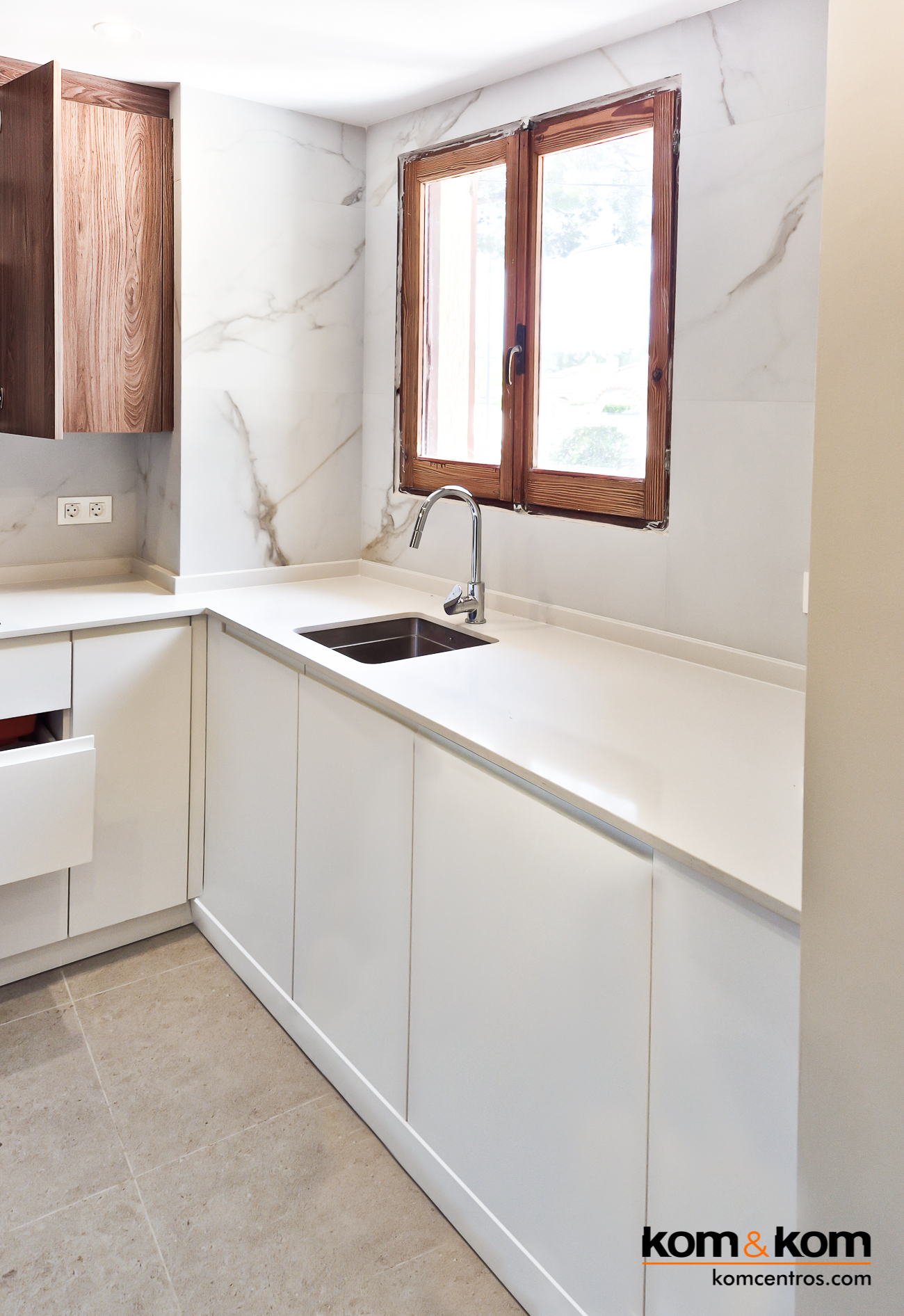 Encimera de silestone blanco con fregadero bajo encimera.